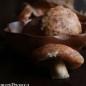 Паровые булочки Грибы Для теста смешать воду (около 40 градусов), масло, соль и сахар. Затем добавить просеянную муку и дрожжи. Тщательно вымесить тесто. Накрыть форму полотенцем и оставить в теплом месте до увеличения теста вдвое. Для начинки: измельчить в блендере предварительно обжаренный на сухой сковороде до золотистого цвета миндаль и сахар. Подошедшее тесто обмять, тщательно вымесить до однородности и разделить на 7 частей. 6 частей раскатать в виде кружочка, в центр положить по 1 ч. л. начинки. Защипнуть края и придать тесту вид
