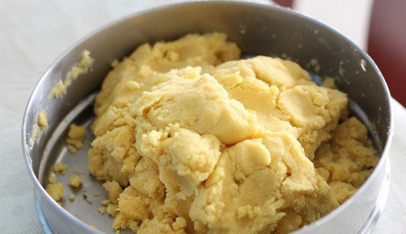 1. Этап. Песочное печенье без яиц: 3. Далее следует процесс тщательного замеса мягкого, однородного теста. Если время позволяет, его лучше оставить затем на 30-40 минут, чтобы оно 