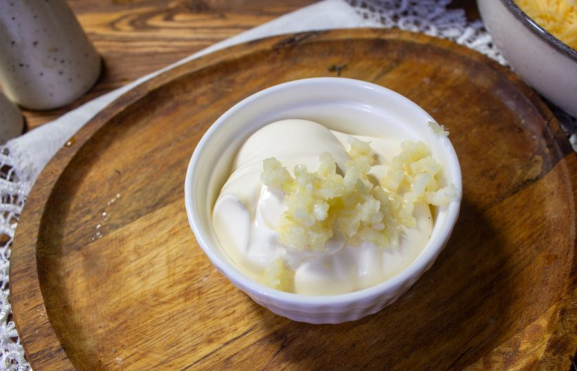 1. Этап. Салат Кусочек сыра: Майонез смешайте с чесноком, пропущенном через пресс.