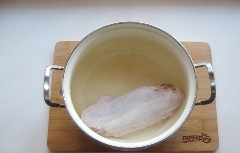 1. Этап. Суп из фасоли с индейкой: Индейку помойте и выложите в кастрюлю. Залейте водой и поставьте кастрюлю на плиту.