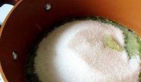 1. Этап. Джем из киви: Сразу же добавляем в кастрюлю сахар.