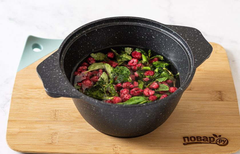 1. Этап. Малиновый взвар: Переложите в кастрюлю, добавьте малину. Доведите до кипения и проварите 5 минут. В конце добавьте сахар.