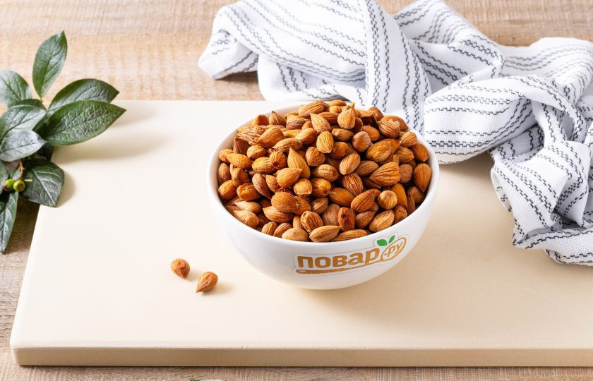 1. Этап. Паста из абрикосовой косточки: Подготовьте ядра абрикосовой косточки. Заранее переберите их от мусора и скорлупок, промойте в чистой воде и полностью высушите.