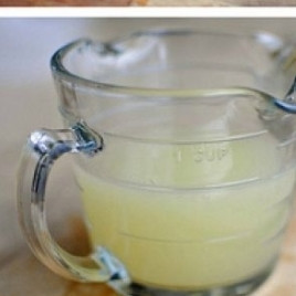 1. Этап. Рикотта с лимоном и базиликом: Что ж, начнем с того, что выжмем и процедим от мякоти сок лимона. Должно получиться примерно 2/3 стакана сока - на это уходит от 2 до 4 лимонов, в зависимости от их размера и сорта.