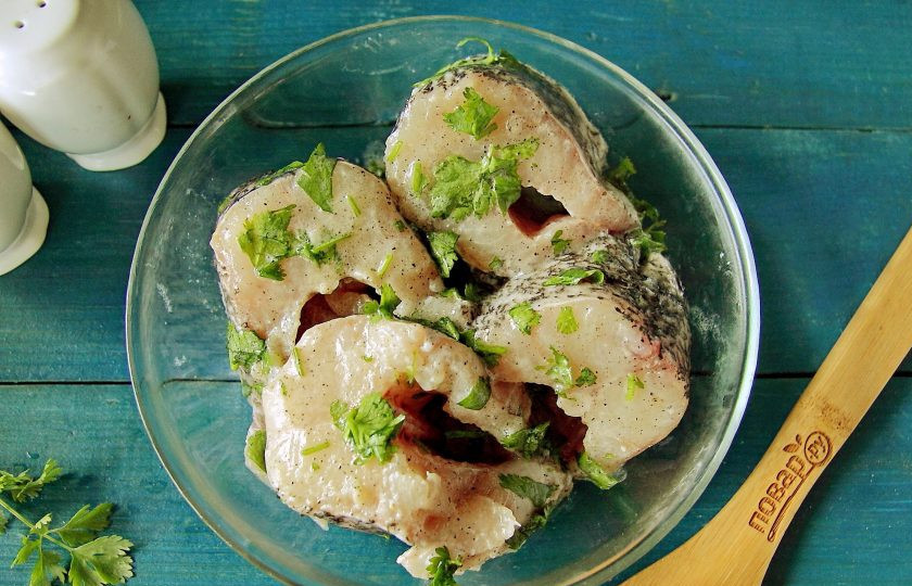 1. Этап. Щука на гриле: Добавьте к стейкам масло, свежевыжатый сок лимона, измельченную зелень, соль и молотый перец по вкусу. Перемешайте и оставьте рыбу мариноваться на 30 минут.