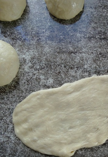 1. Этап. Хот-дог-гриль с картофелем пай: Размять тесто в овальную лепёшку.