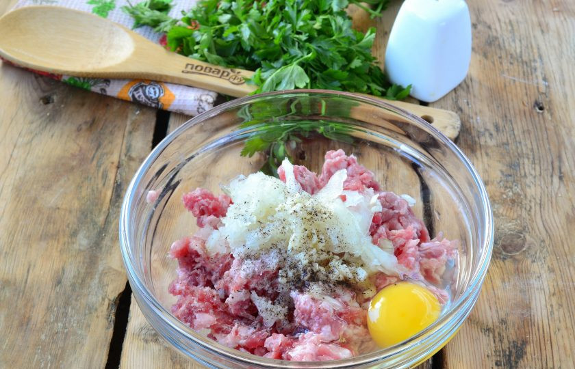 1. Этап. Дордочки с фаршем: Репчатый лук мелко порежьте, натрите на терке или измельчите в блендере и смешайте с фаршем, к этой смеси добавьте измельченный чеснок, яйцо, соль и перец по вкусу.