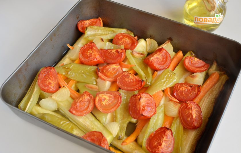 1. Этап. Кабачковая икра в духовке на зиму: 4. Овощи готовы. Если где-то что-то пригорело, то обрежьте, чтобы черные кусочки не попали в икру.