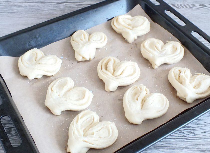 1. Этап. Тесто Воздушный экспресс: Разогрейте духовку до 180 градусов и выключите. Подготовленные изделия выложите на противень. Противень поставьте в духовку, дверцу не закрывайте. В таком положении оставьте на 10 минут. После дверцу духовки закройте, включите духовку на 180 градусов и выпекайте 30 минут.