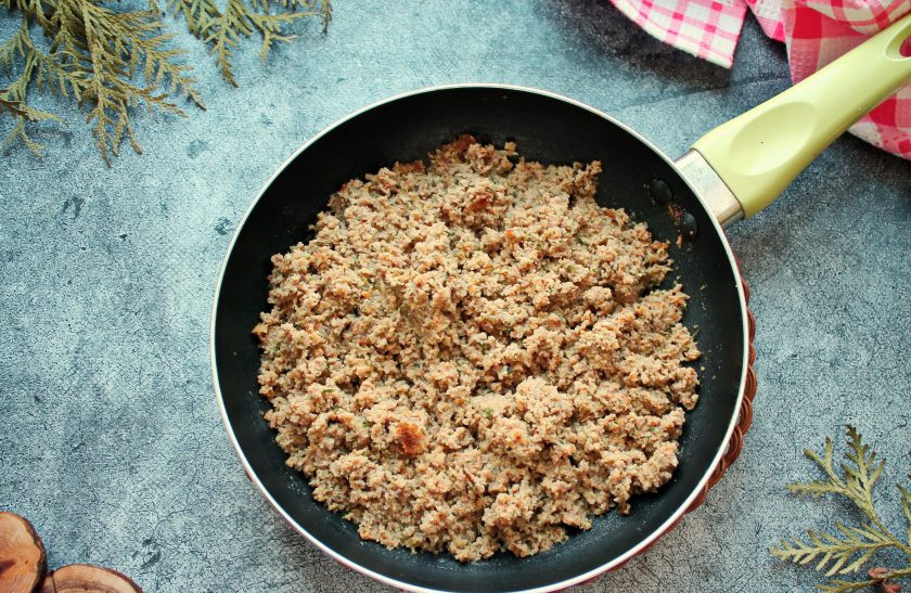 1. Этап. Макаронник с мясом: В сковороду налейте растительное масло, выложите мелко нарезанный репчатый лук, измельченный чеснок. Добавьте в сковороду мясной фарш, у меня свинина с говядиной и влейте воду, посолите, поперчите. Поставьте сковороду на средний огонь и тушите все в течение 10-15 минут до готовности фарша и снимите с огня. Если осталось немного жидкости, не страшно.