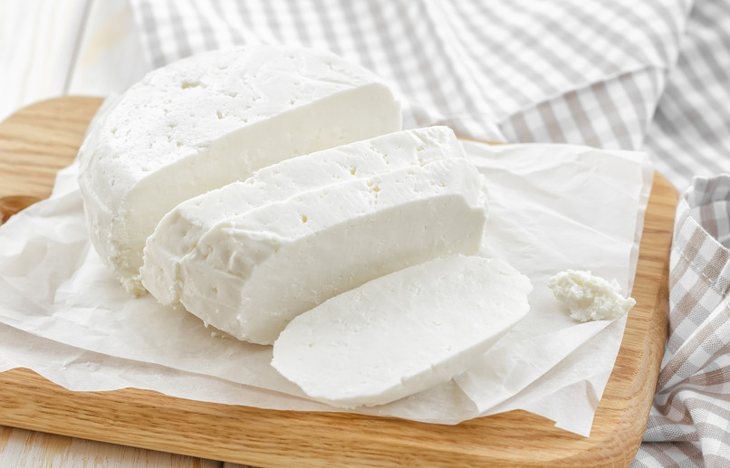 1. Этап. Адыгейский сыр: 6. Продукт готов. Оставшуюся сыворотку можно использовать для приготовления блинов или в качестве закваски на следующую порцию адыгейского сыра.