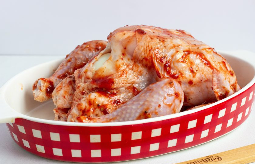 1. Этап. Курица, запеченная с аджикой: Внутрь курицы положите целую луковицу, чтобы она отдала свой сок. Затем натрите всю курицу маринадом. Выложите в форму для запекания.