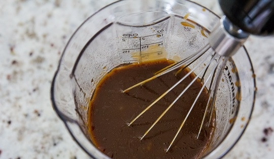 1. Этап. Зеленый салат с гранатом: 2. Соедините оливковое масло, бальзамический уксус, мед. Добавьте соль и перец по вкусу, как следует перемешайте. Все, заправка готова.