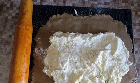 1. Этап. Ржаник сырно-кабачковый для диабетиков: Раскатываем тесто, выкладываем начинку. Формируем пирог.