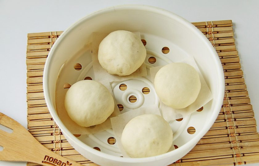 1. Этап. Маньтоу: Затем аккуратно перенесите булочки на сетку пароварки и варите их на пару в течение 15 минут.