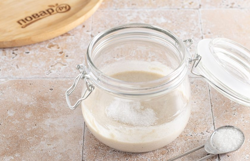 1. Этап. Закваска из ржаной муки для кваса: Добавьте сахар и еще раз перемешайте. Прикройте неплотно крышкой или затяните пищевой пленкой.