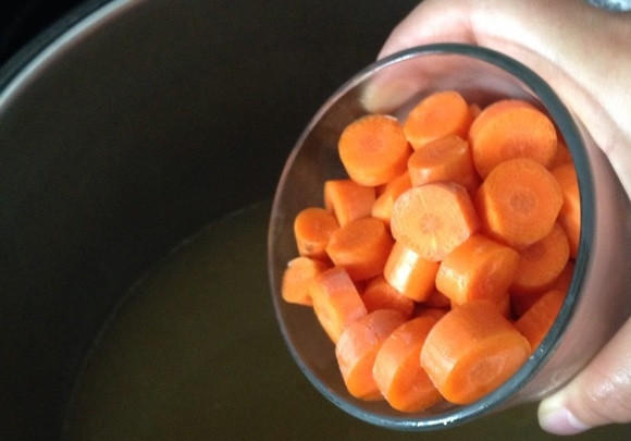 1. Этап. Куриный суп с овощами и макаронами: 6. Добавьте в кипящую кастрюлю морковь.