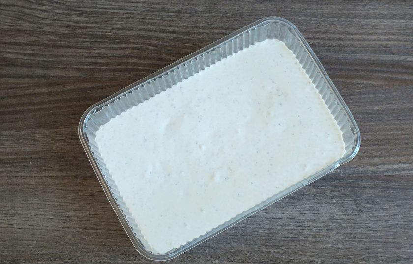 1. Этап. Мороженое с изюмом: Или заморозить в одной форме побольше. Уберите в холодильник на 6-8 часов. Перемешивание мороженого во время заморозки в данном рецепте не требуется.