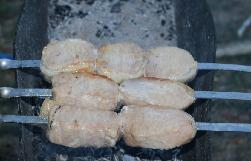 1. Этап. Шашлык из карбоната свинины: Поворачивайте шампура, чтобы мясо готовилось со всех сторон.