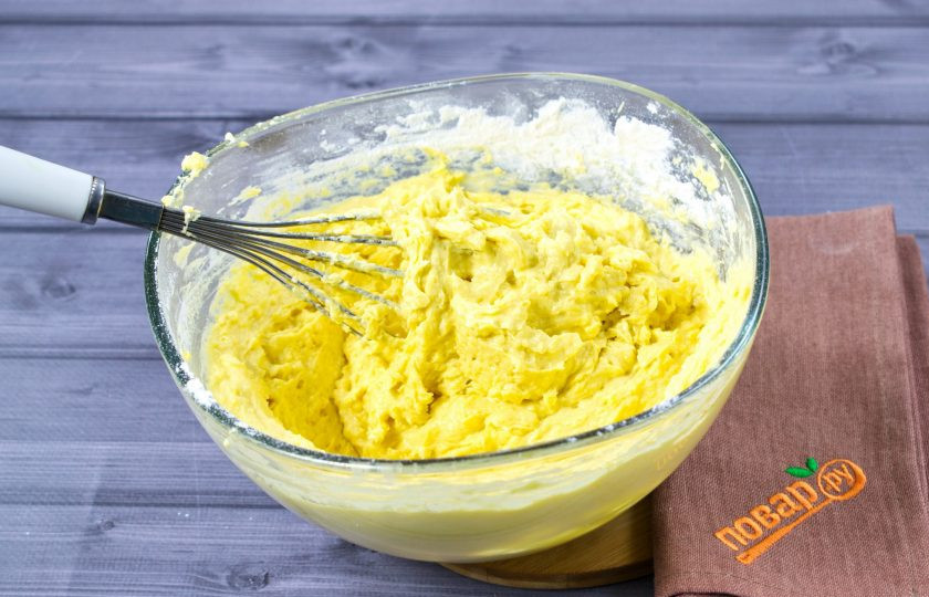 1. Этап. Простой лимонный пирог с глазурью: Соедините муку, разрыхлитель и соль. Добавьте в миску, перемешайте с помощью венчика.