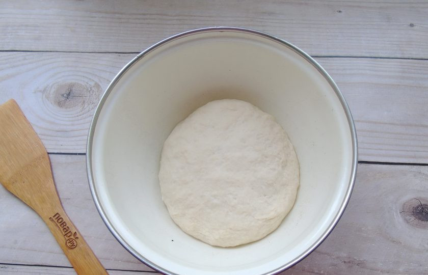 1. Этап. Пицца с ветчиной и грибами: Замесите мягкое, эластичное тесто, которое не будет липнуть к рукам. Выложите его в миску, накройте пищевой пленкой или салфеткой и поставьте в теплое место.