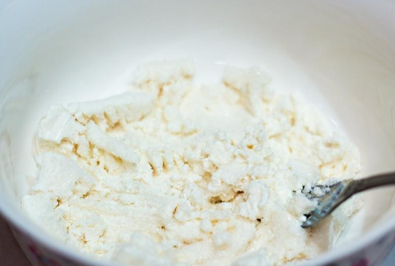 1. Этап. Творожное печенье Ушки: Творог разотрите вилкой с сахаром и солью.