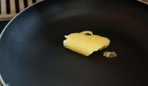 1. Этап. Бенедикт по-сибирски: В сковороде растопить топленое масло.