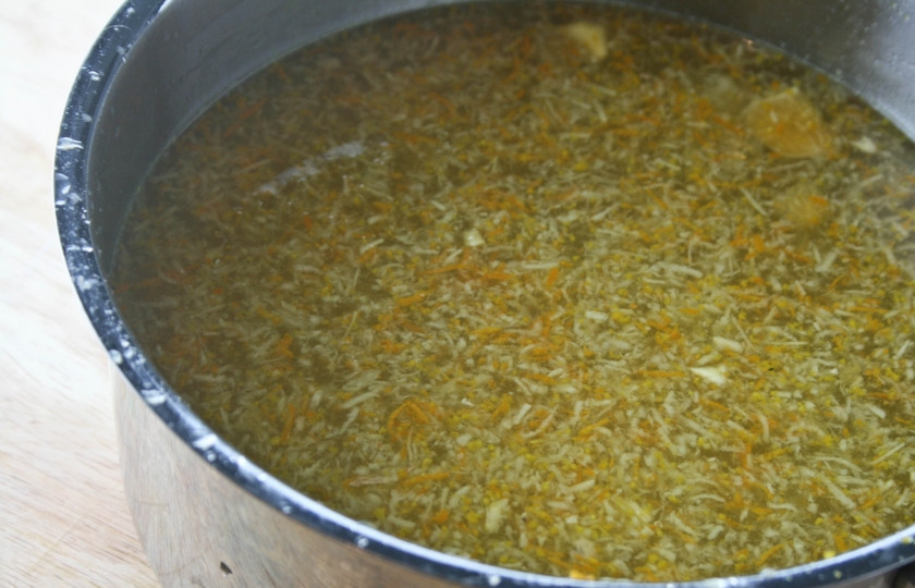 1. Этап. Апельсиновый сок с медом: Смешайте сахар, воду, мед, имбирь (измельчите его предварительно, только не сильно мелко), апельсиновый сок и цедру апельсина в кастрюле. Доведите на среднем огне до кипения, помешивайте, пока сахар весь не растворится. Варим всего минут 30 еще на маленьком огне (после закипания).