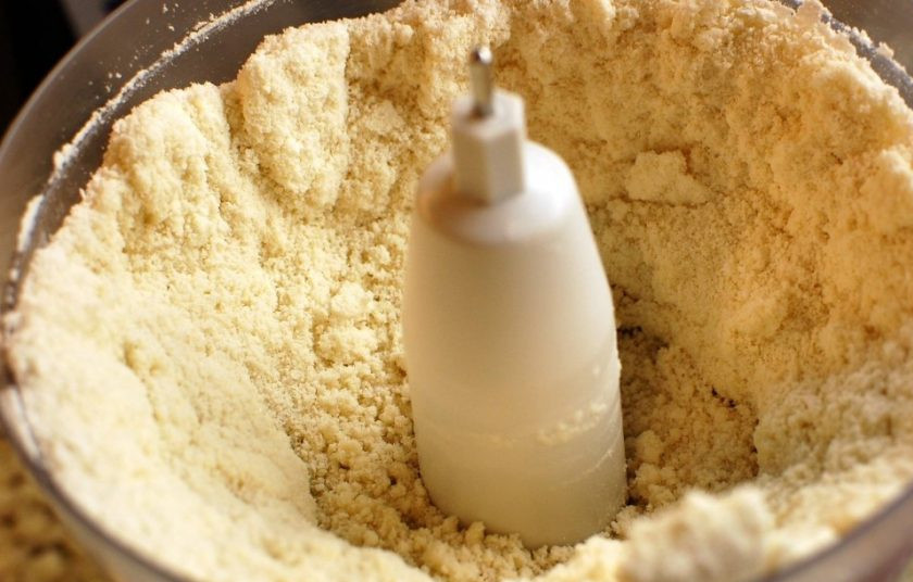 1. Этап. Пирог с ирисками и кокосом: 1. В чашу блендера поместите сливочное масло, муку, сахар и соль. Взбейте до образования крошки.