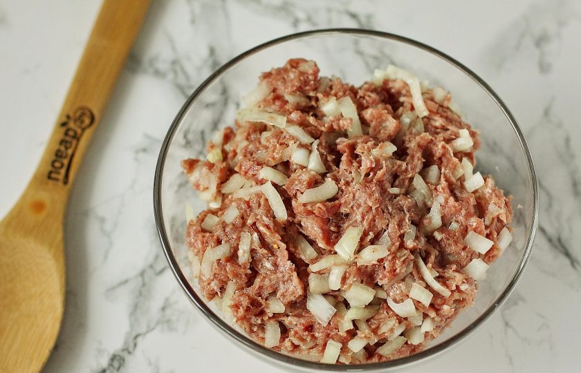 1. Этап. Ханум в мультиварке: Для начинки соедините фарш и нарезанный мелкими кубиками лук. Добавьте по вкусу соль, молотый перец, любимые специи. Добавьте пару ложек растительного масла и все хорошо перемешайте.