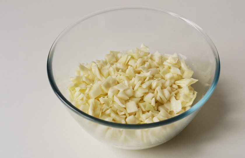 1. Этап. Ленивые вегетарианские голубцы: Капусту мелко нашинкуйте квадратиками.