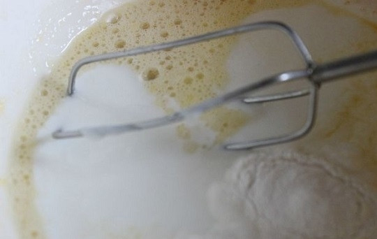 1. Этап. Морковный пирог на кефире: 4. Взбейте до однородности, добавьте кефир и разрыхлитель (можно использовать соду).