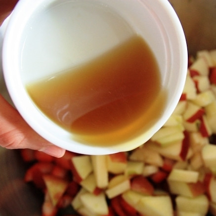 1. Этап. Фруктовый салат с медовым сиропом: Выливаем в салатницу наш медовый сироп.