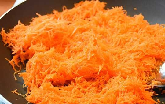 1. Этап. Морковный хлеб: 4. Затем обжарьте морковь в масле в течение 13 минут, помешивая.