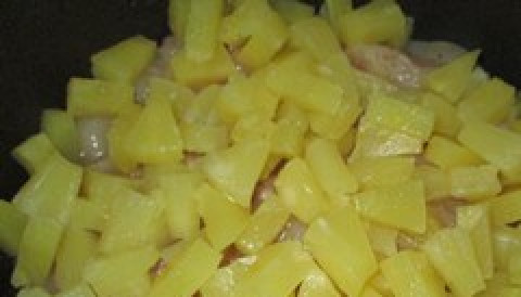 1. Этап. Курица с ананасами в мультиварке: 2. Чашу мультиварки смазываем растительным маслом, выкладываем туда курицу, а сверху - ананасы, порезанные кусочками. Соком тоже можете полить курицу.