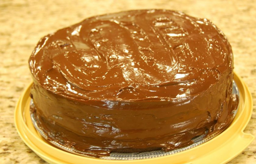 1. Этап. Очень шоколадный торт: 13. После остывания коржей смажьте их кремом, затем обмажьте края и стороны. Наслаждайтесь вкуснейшим тортом спустя 1-2 часов.