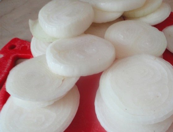 1. Этап. Настоящий шашлык из баранины: Оставшийся лук нарежьте толстыми кольцами.