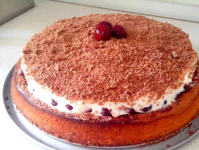 1. Этап. Торт с маскарпоне и вишней: Финальный штрих. Трем на мелкой терке плитку шоколада. Я взяла молочный. Посыпаем шоколадной крошкой верхушку торта. Украшаем вишенками серединку. Все готово! А какой у этого торта неповторимый вкус, вы узнаете, когда приготовите такой же!