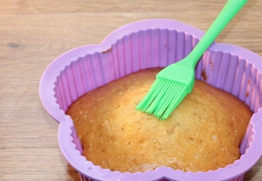 1. Этап. Ванильный кекс с малиновой пропиткой: 11. И пропитываем сиропом.