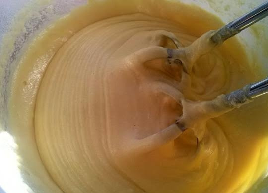 1. Этап. Тирольский пирог: 2 Просейте муку с разрыхлителем и перемешайте, чтобы не было комочков.