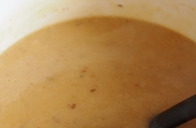 1. Этап. Фасолевый суп с черносливом: Добавляем муку с маслом в суп, перемешиваем. Варим до загустения, примерно 15 минут. При помощи погружного блендера превращаем суп в пюреобразную массу. В конце добавляем чернослив, уксус, сахар и специи. Варим еще 2 минуты.