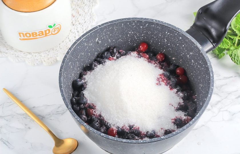 1. Этап. Варенье из черники и брусники: Пересыпьте ягоды в ковш или кастрюлю с антипригарным дном, добавьте сахарный песок. По желанию можно всыпать немного ванильного сахара.