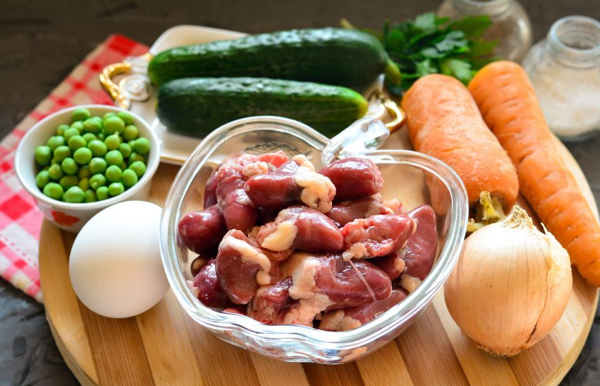 1. Этап. Салат с куриными сердечками и горошком: Подготовьте ингредиенты.