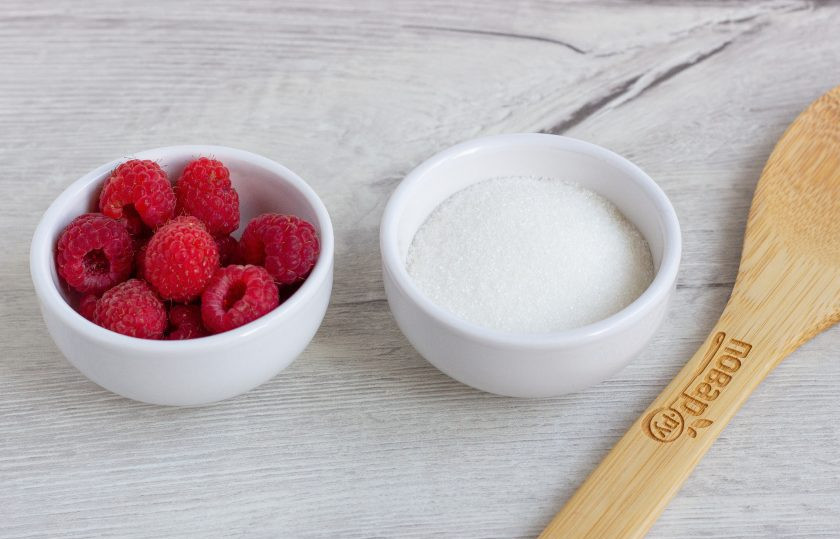 1. Этап. Малиновое варенье в мультиварке: Подготовьте все необходимые ингредиенты.