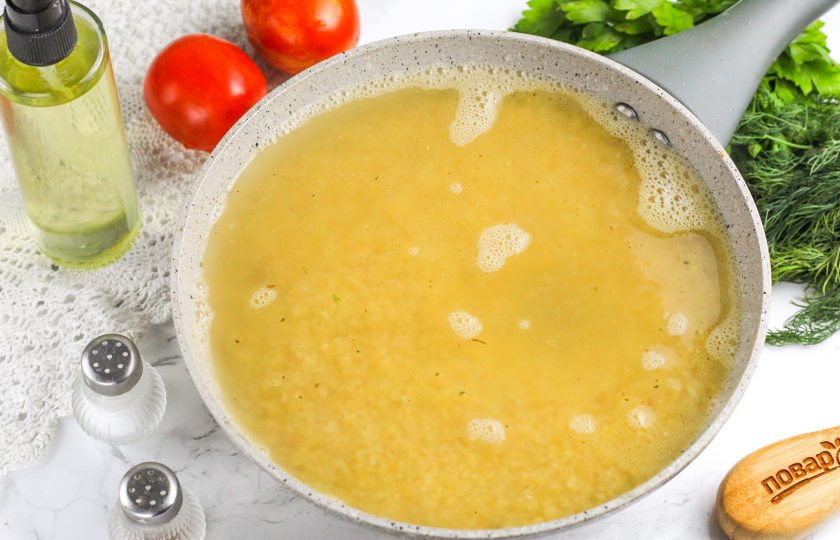 1. Этап. Булгур с беконом: Влейте горячую воду и еще раз все перемешайте. С момента закипания убавьте нагрев до умеренного.