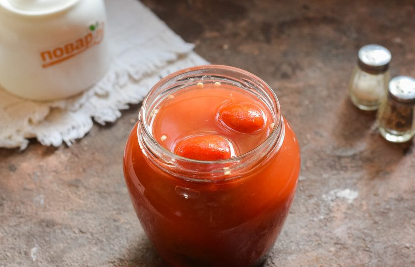 1. Этап. Консервированные помидоры чили на зиму без стерилизации: Залейте маринад в банку.