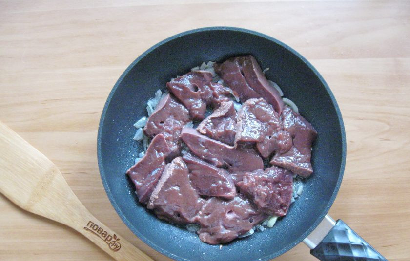 1. Этап. Печень по-еврейски: Выложите в сковороду с луком печенку.