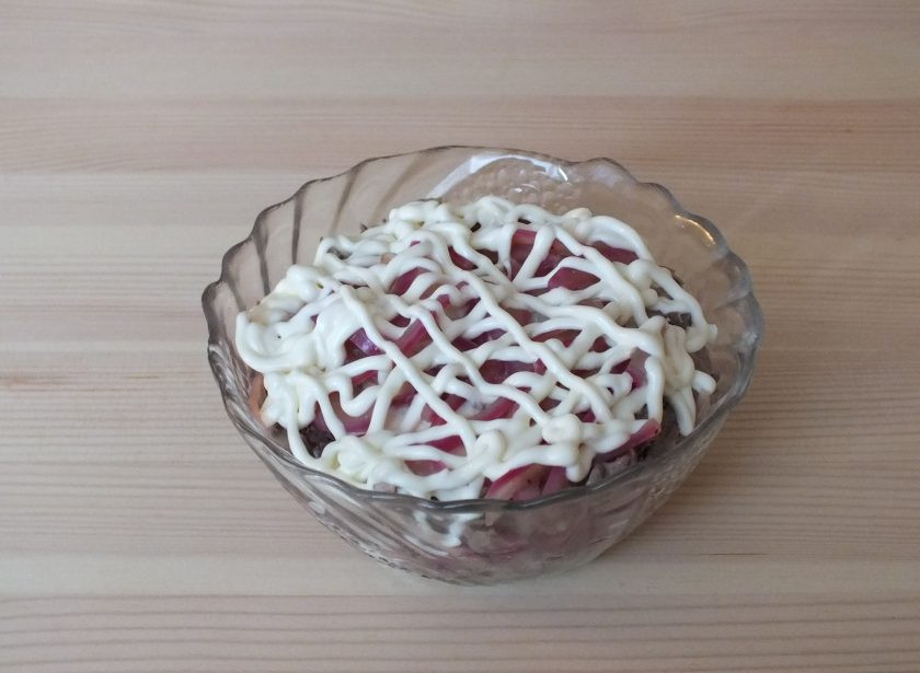 1. Этап. Салат Мужские слезы с говядиной: Верх оформите 