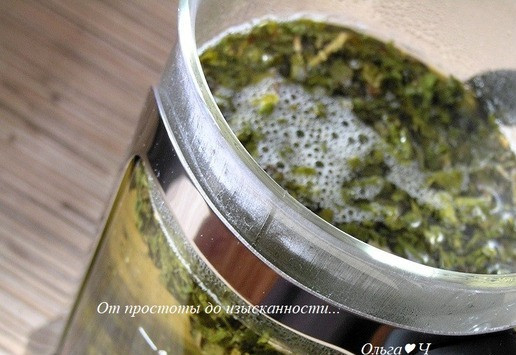 1. Этап. Зеленый чай с водкой: Зеленый чай залейте кипятком в френч-прессе или заварочном чайнике.