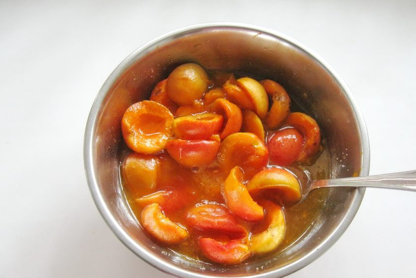 1. Этап. Мармелад из абрикосов на агар-агаре: Нагревайте массу, постоянно помешивая, до полного растворения сахара.